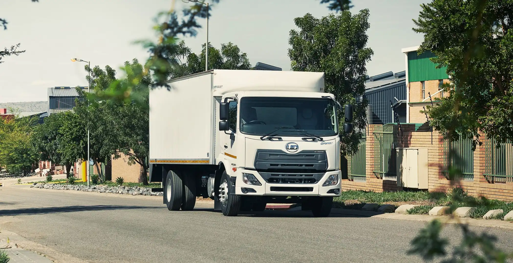 El Camión 13 toneladas PKE280 con herencia Nissan Diesel, tiene una capacidad de carga de 13 Toneladas, cuenta con sistema de frenos JACOBS y una amplia cabina