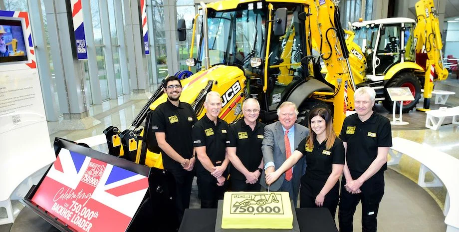 Día Histórico JCB produce su retroexcavadora número 750000