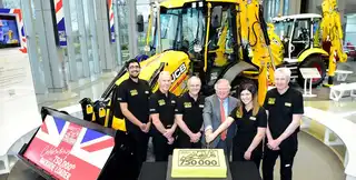 Día Histórico JCB produce su retroexcavadora número 750000