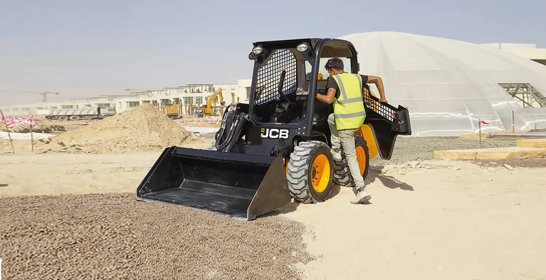 Minicargador seguro JCB 270 SF, Acceso por puerta lateral para mitigar accidentes durante la operación