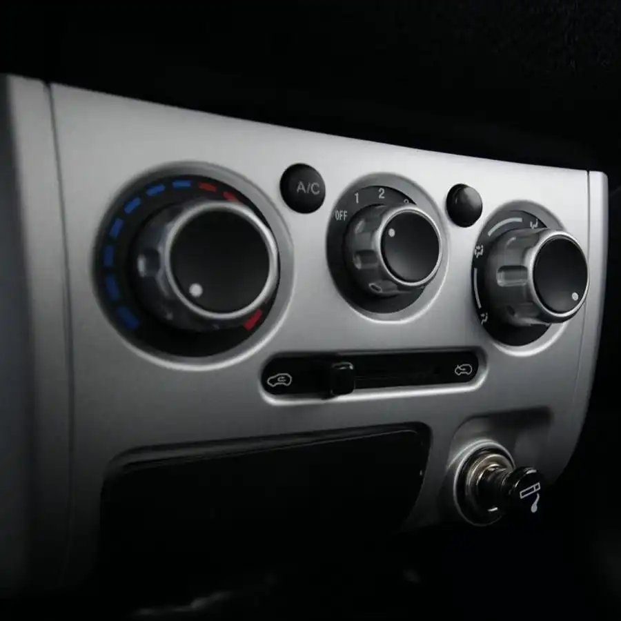 Furgoneta de carga DFSK Cityvan C35. Aire acondicionado para una mejor experiencia al conducir..