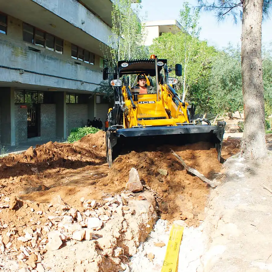 Retroexcavadora JCB 1CX, Cucharón Cargador Tipo almeja con mayor versatilidad.