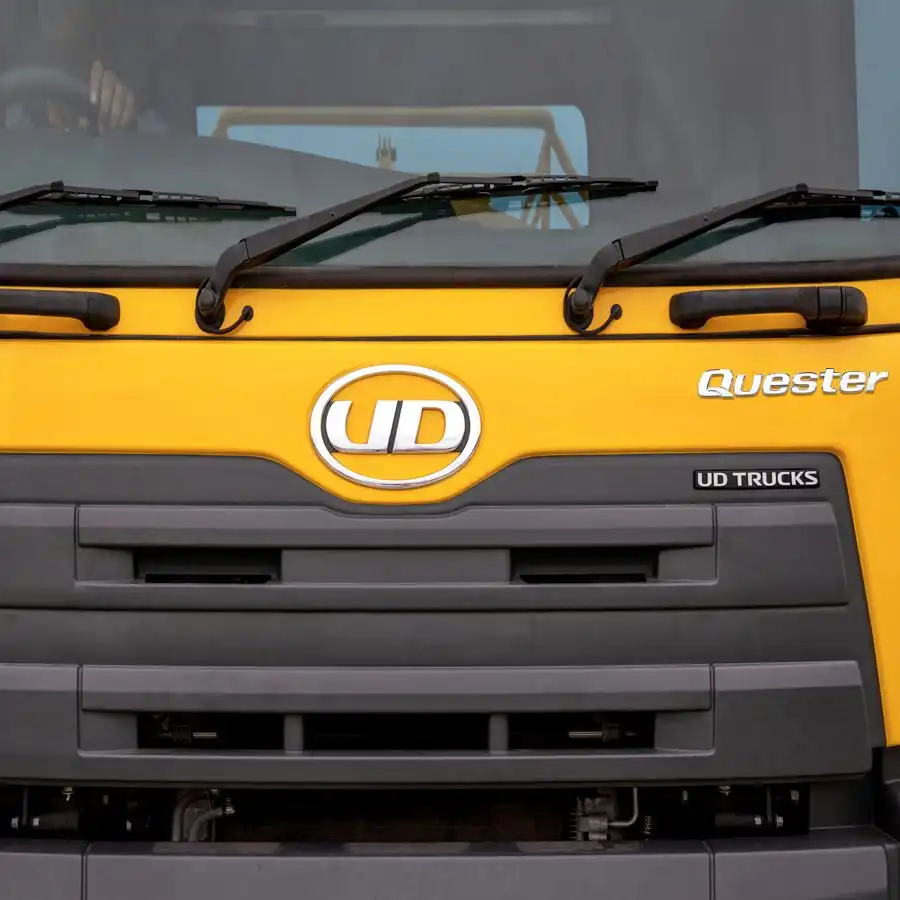 Volqueta UD Trucks CWE330, viene equipado con un parachoques offroad de acero con gran distancia al suelo