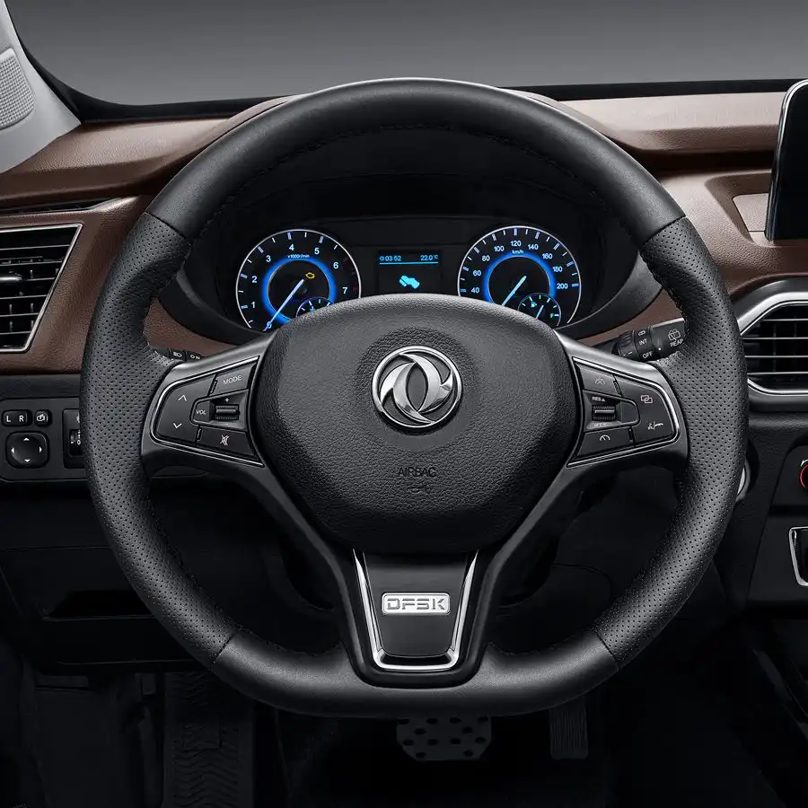 DFSK 560 SUV 3 filas de asientos, incluye volante multi función, todo el control en la palma de tu mano.