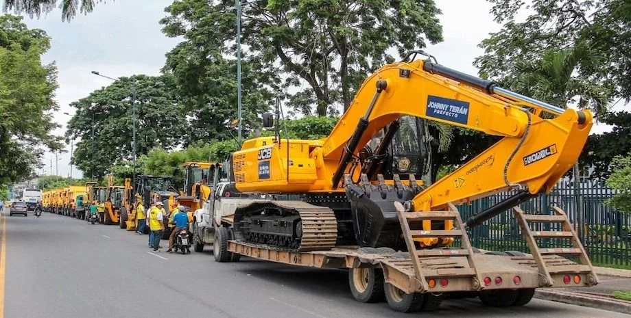 GAD Los Ríos confía en las volquetas y maquinarias de UD Trucks y JCB