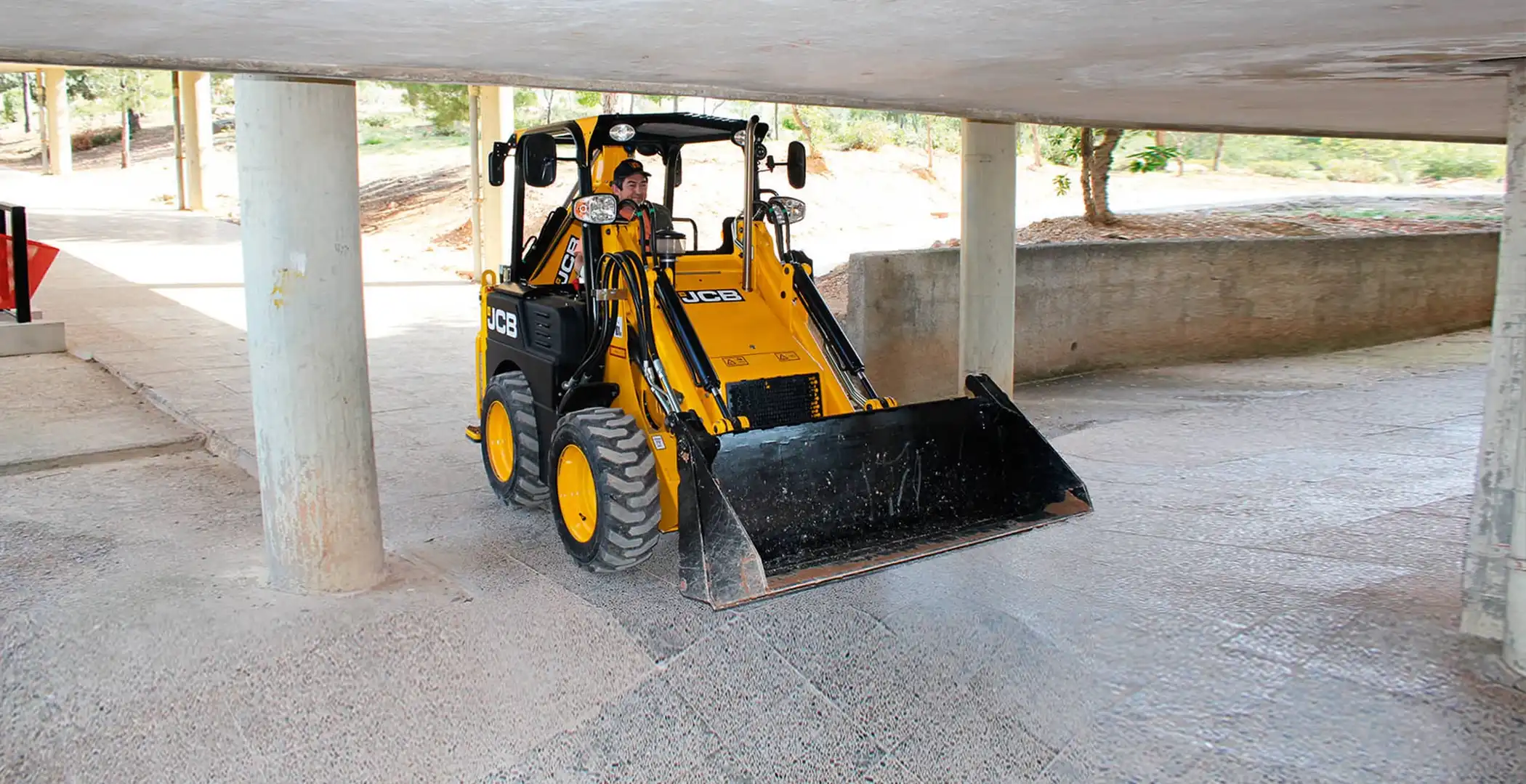 JCB 1CX, Mini Retroexcavadora de innovación británica. Maniobrabilidad y eficiencia en espacios reducidos.