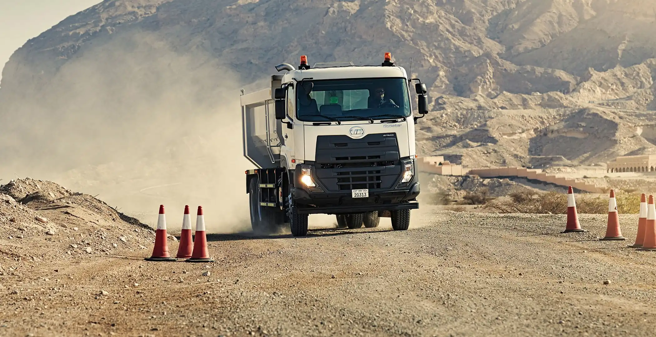 La Volqueta UD Trucks 14 m³ Quester CWE420, posee un parachoques offroad de acero y sistema de frenos tipo Jacobs