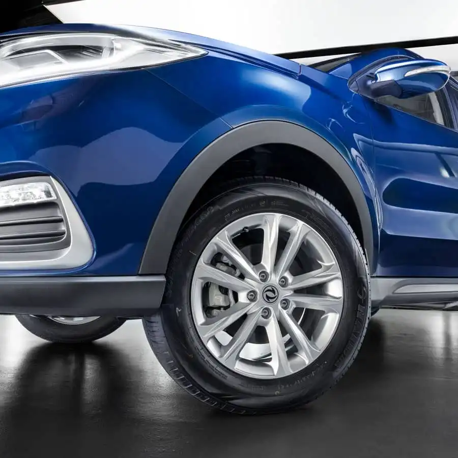 DFSK 580 SUV de lujo, incluye aros R17 de aluminio que complementa el "look" elegante.