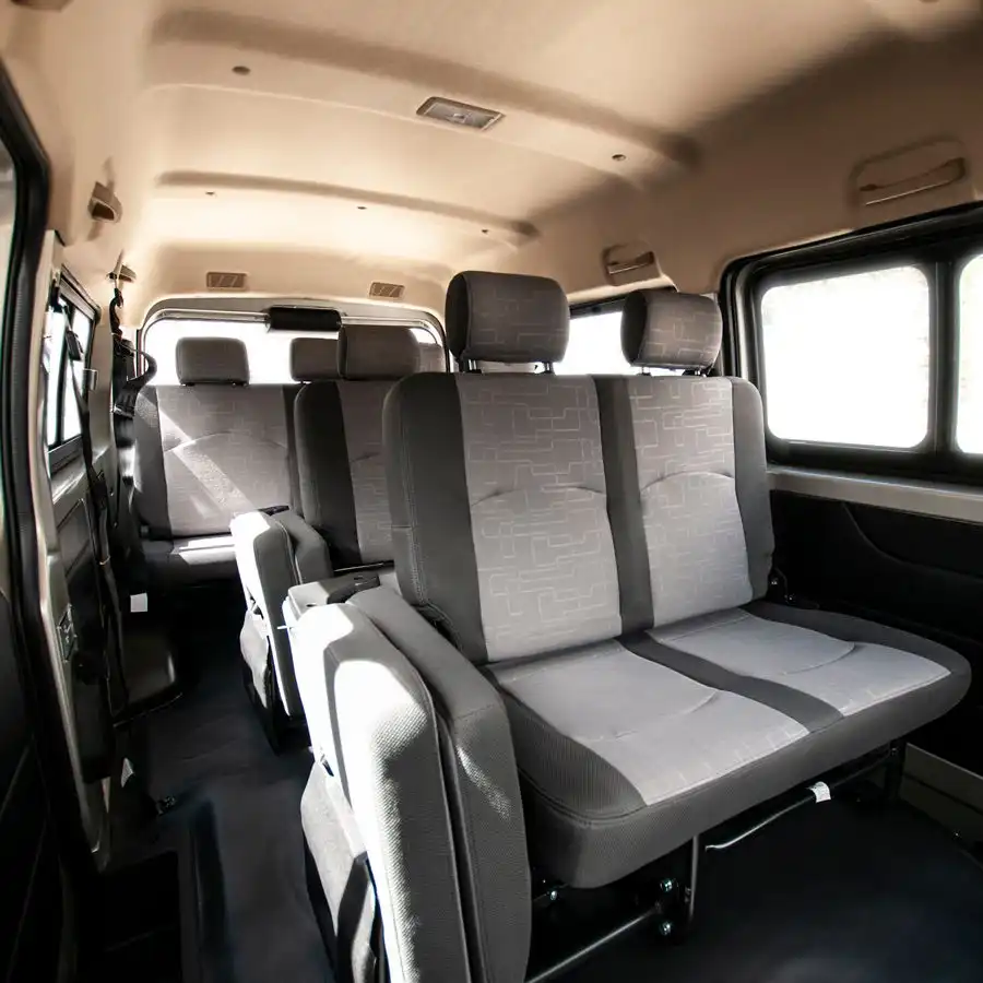 Furgoneta DFSK Cityvan C37, incluye Asientos cómodos y espaciosos para 11 pasajeros.