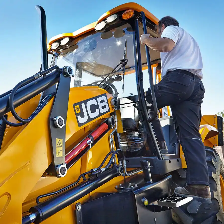 La Retroexcavadora JCB 3CX posee una Cabina FOPS ROPS.